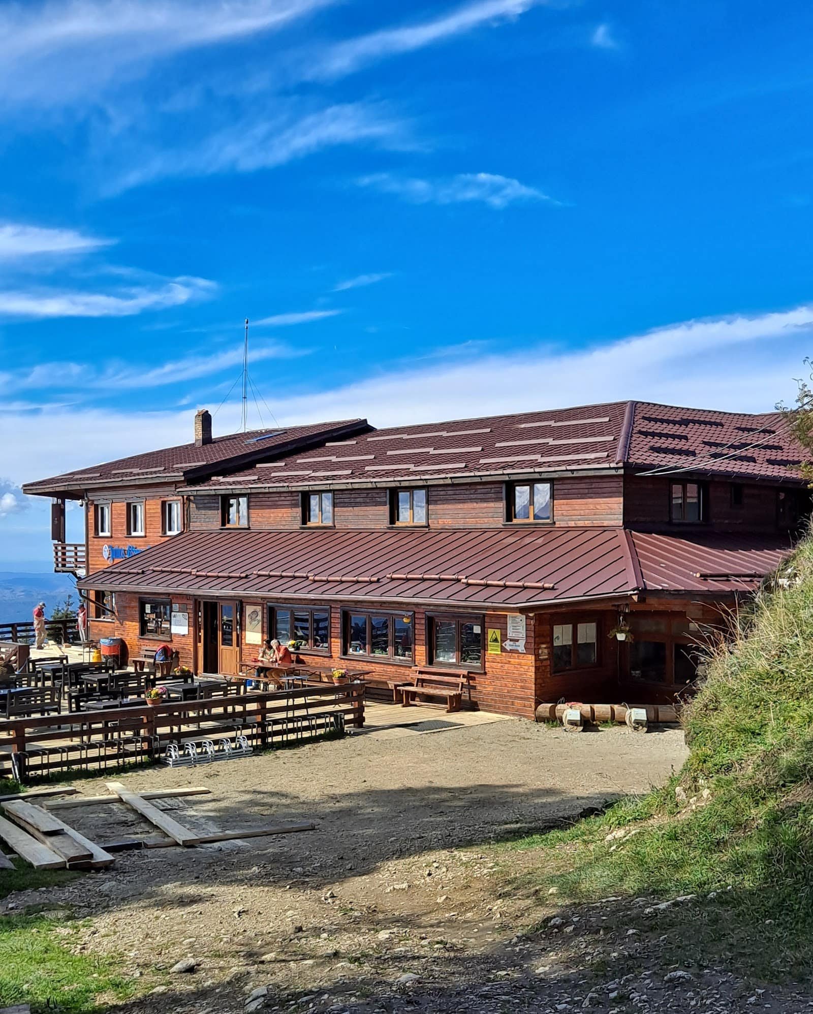 Mountains with kids in summer: easy access or a real hike?