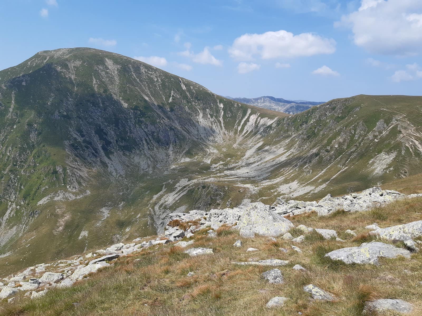 Transfăgărășan or Transalpina? Which alpine road to drive this summer